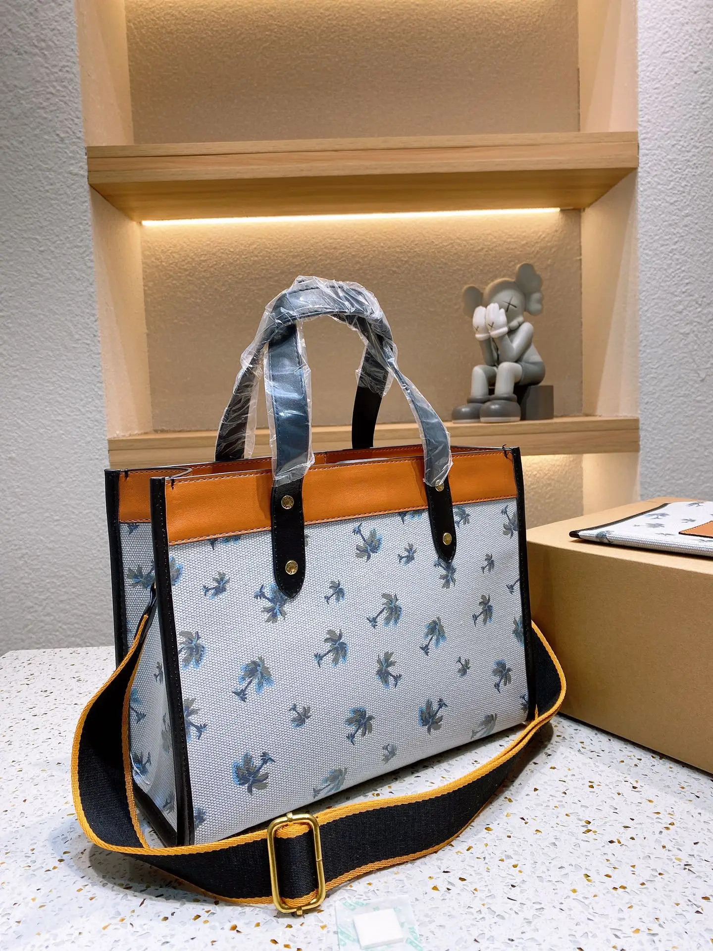 Luxury tote mens and womens Tote bag shopping bag handbag fanny bag designer bag gift bag
Luxury tote mens and womens Tote bag shopping bag handbag fanny bag designer bag gift bag