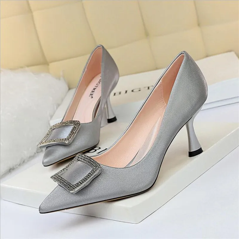 Women Pumps Fashion Ladies Rhinestone High Heels Shoes Soft Leather Heels Shoes Woman Pointed Toe Non-slip Brand Plus Size
Women Pumps Fashion Ladies Rhinestone High Heels Shoes Soft Leather Heels Shoes Woman Pointed Toe Non-slip Brand Plus Size