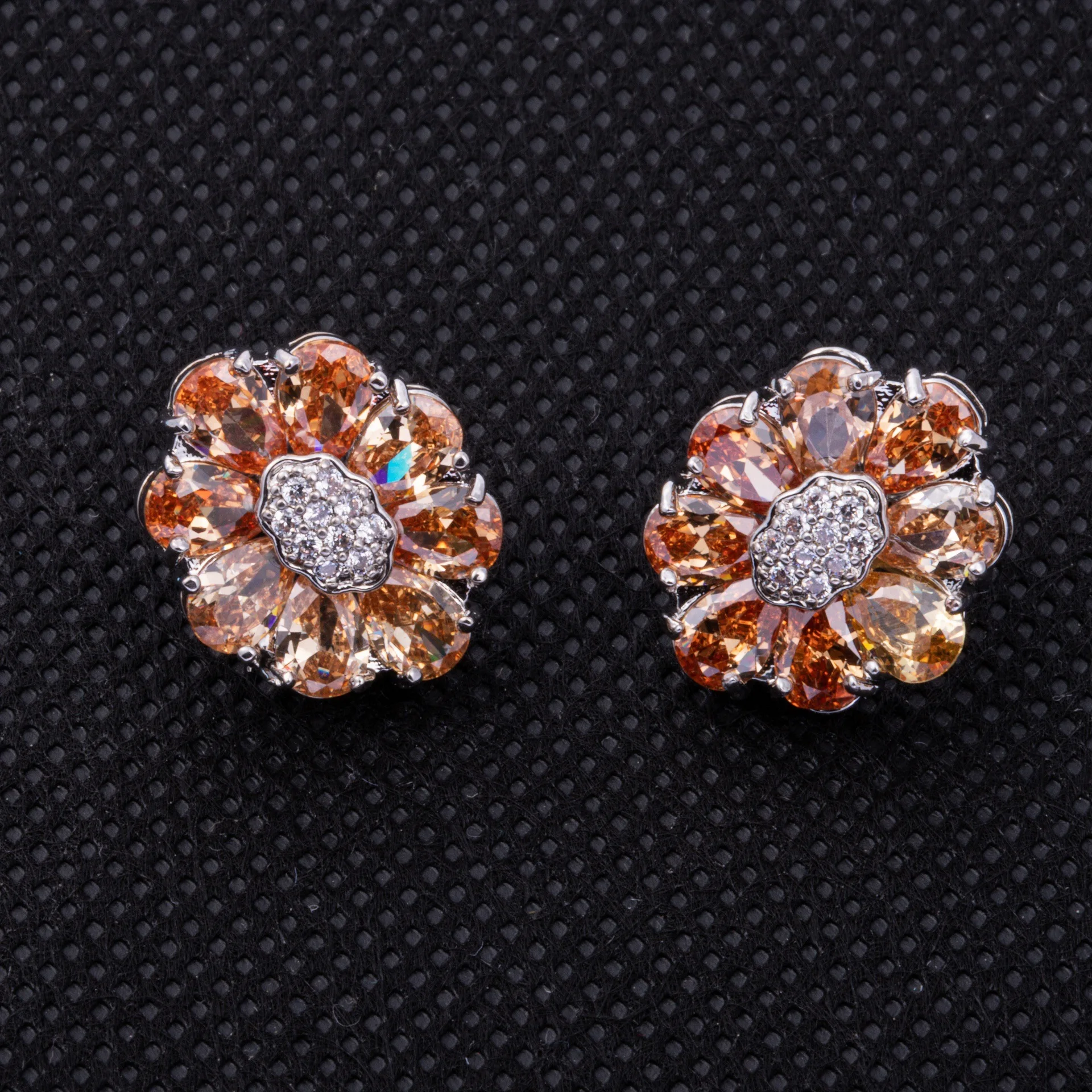 Elegant Exquisite Octagonal Petals Circle Stud Earrings For Woman New Classic Jewelry Fashion Girl's Personalized Jewelry Gifts
Elegant Exquisite Octagonal Petals Circle Stud Earrings For Woman New Classic Jewelry Fashion Girl's Personalized Jewelry Gifts