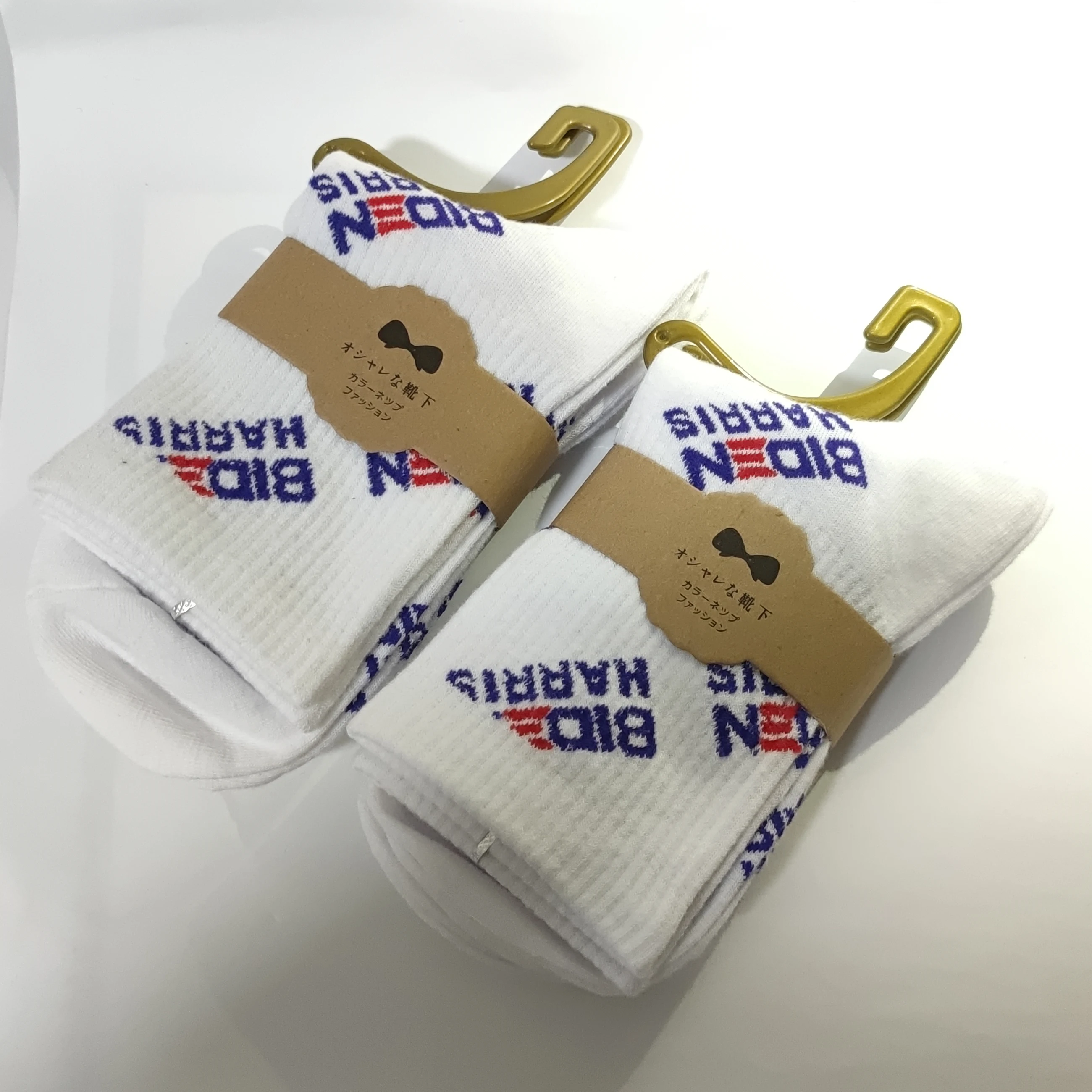 Autumn and winter new white stockings letter graffiti leisure sports stockings fashion cotton stockings men and women
Autumn and winter new white stockings letter graffiti leisure sports stockings fashion cotton stockings men and women