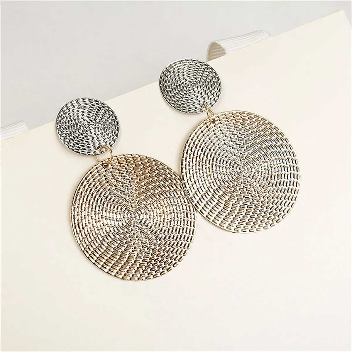 2021 European And American Temperament Simple Geometric Earrings Ethnic Fashion Color Contrast Earrings New Metal Jewelry
2021 European And American Temperament Simple Geometric Earrings Ethnic Fashion Color Contrast Earrings New Metal Jewelry