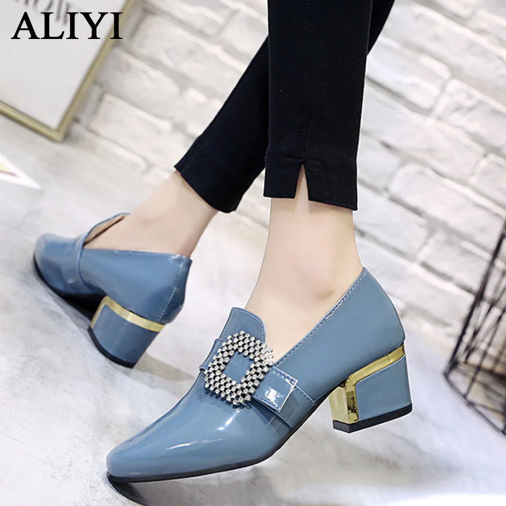 Spring Leather Shoes Women 2021 New Bling Rhinestone Pointed Toe Office Party Ladies Slip On Soft Pumps 34-42 Single Shoes
Spring Leather Shoes Women 2021 New Bling Rhinestone Pointed Toe Office Party Ladies Slip On Soft Pumps 34-42 Single Shoes