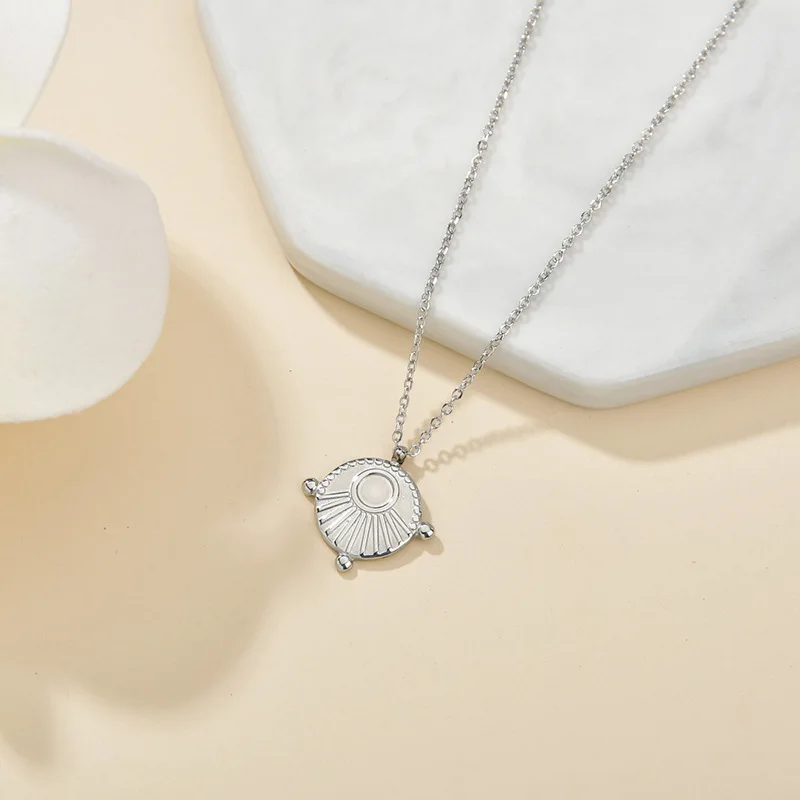 Female Vintage Sun Choker Chain Pendant Necklace Round Aesthetic Necklace Gift to Friends Titanium Steel Jewelry Bijoux Femme
Female Vintage Sun Choker Chain Pendant Necklace Round Aesthetic Necklace Gift to Friends Titanium Steel Jewelry Bijoux Femme