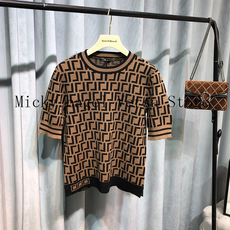 2021 luxury design letter printing women's fashion versatile knitting short sleeve temperament round neck slim ice silk T-shirt
2021 luxury design letter printing women's fashion versatile knitting short sleeve temperament round neck slim ice silk T-shirt