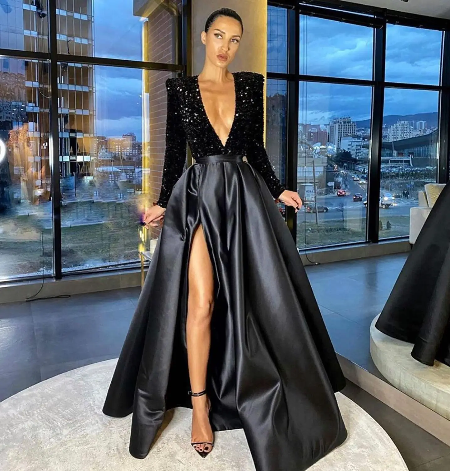 Two Pieces Prom Dresses Long Sleeves Deep V Neck Sexy Black Evening Dress Sequins Tops Satin Slit Skirt Celebrity
Two Pieces Prom Dresses Long Sleeves Deep V Neck Sexy Black Evening Dress Sequins Tops Satin Slit Skirt Celebrity