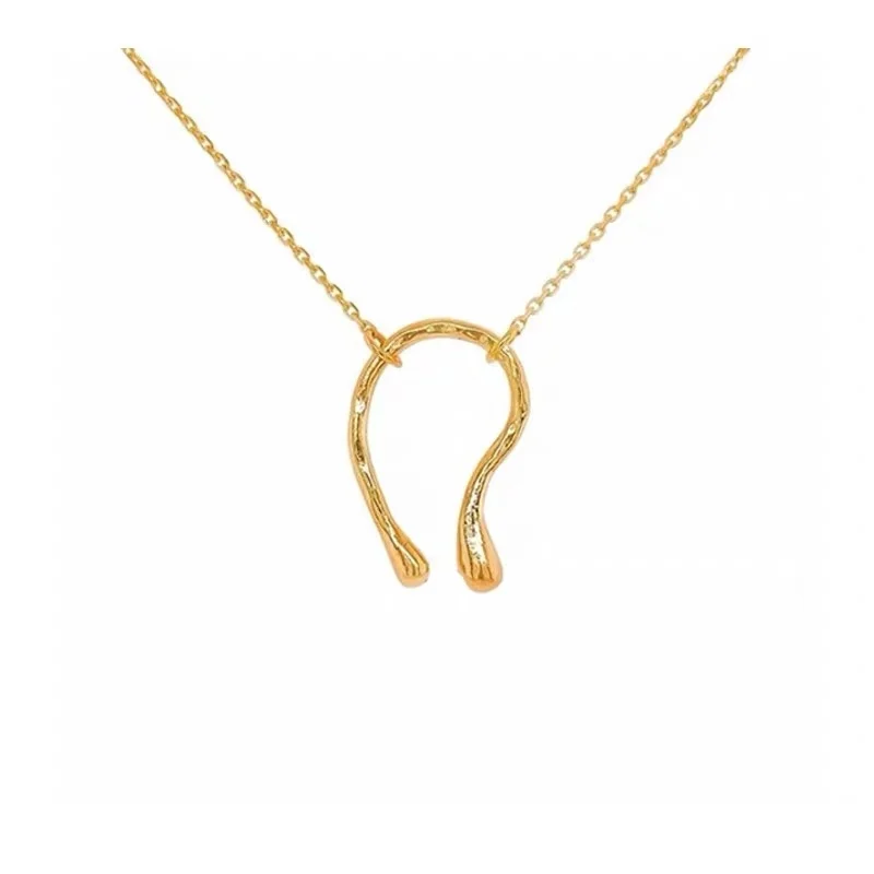 

Savi Suggy The Same Niche Design U-shaped Twisted Streamline Horseshoe-shaped Necklace Clavicle Chain Ins with Fedoma Pendant