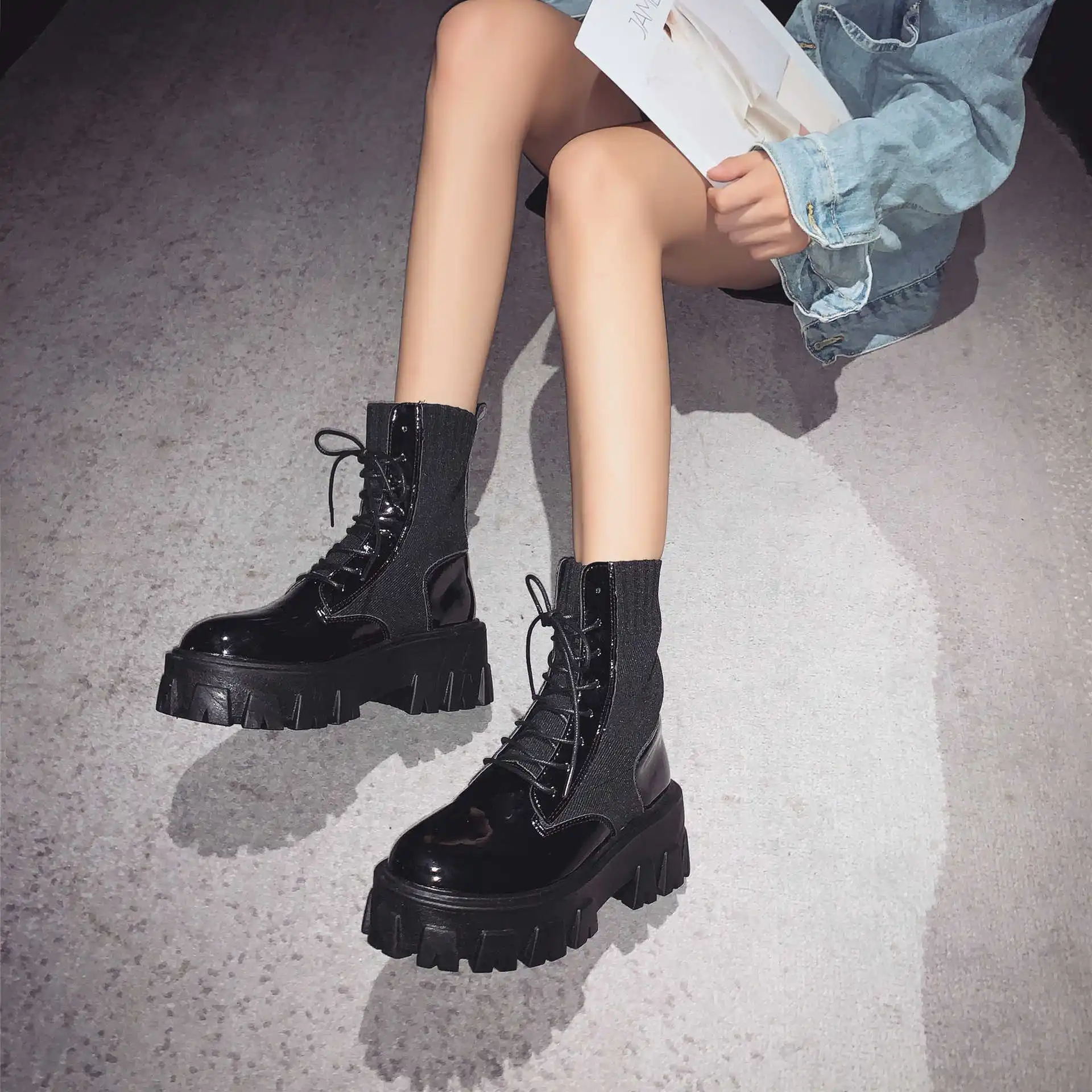 Martin boots female British style autumn 2020 new Korean fashion versatile short boots black thick soled handsome locomotive
Martin boots female British style autumn 2020 new Korean fashion versatile short boots black thick soled handsome locomotive