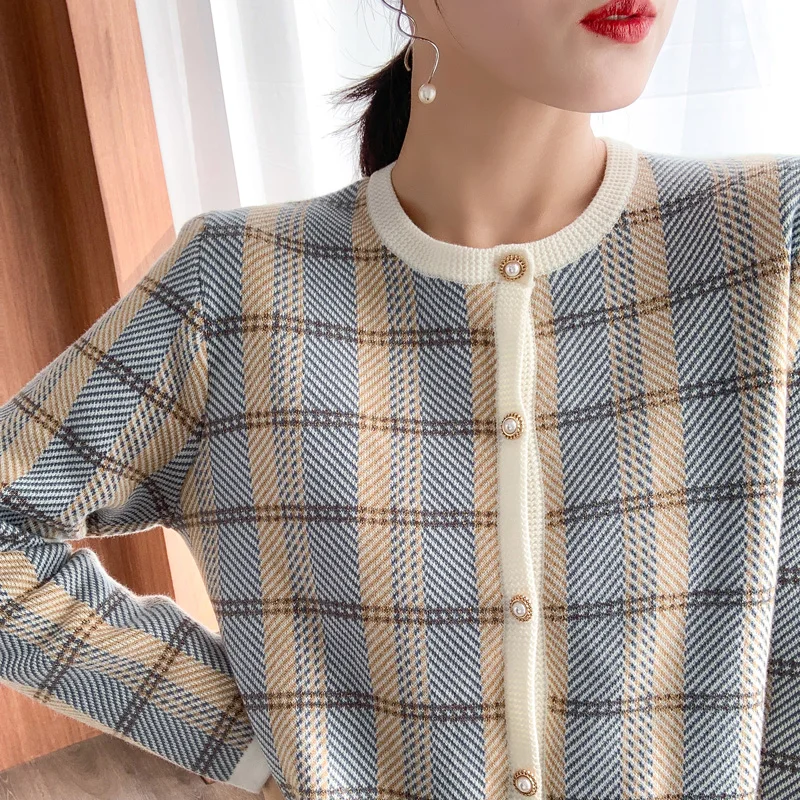 BELIARST 2020 Autumn and Winter Thick Sweater Woman O-neck 100% Pure Wool Cardigan Fashion Plaid Warm Sweater Free Shipping
BELIARST 2020 Autumn and Winter Thick Sweater Woman O-neck 100% Pure Wool Cardigan Fashion Plaid Warm Sweater Free Shipping
