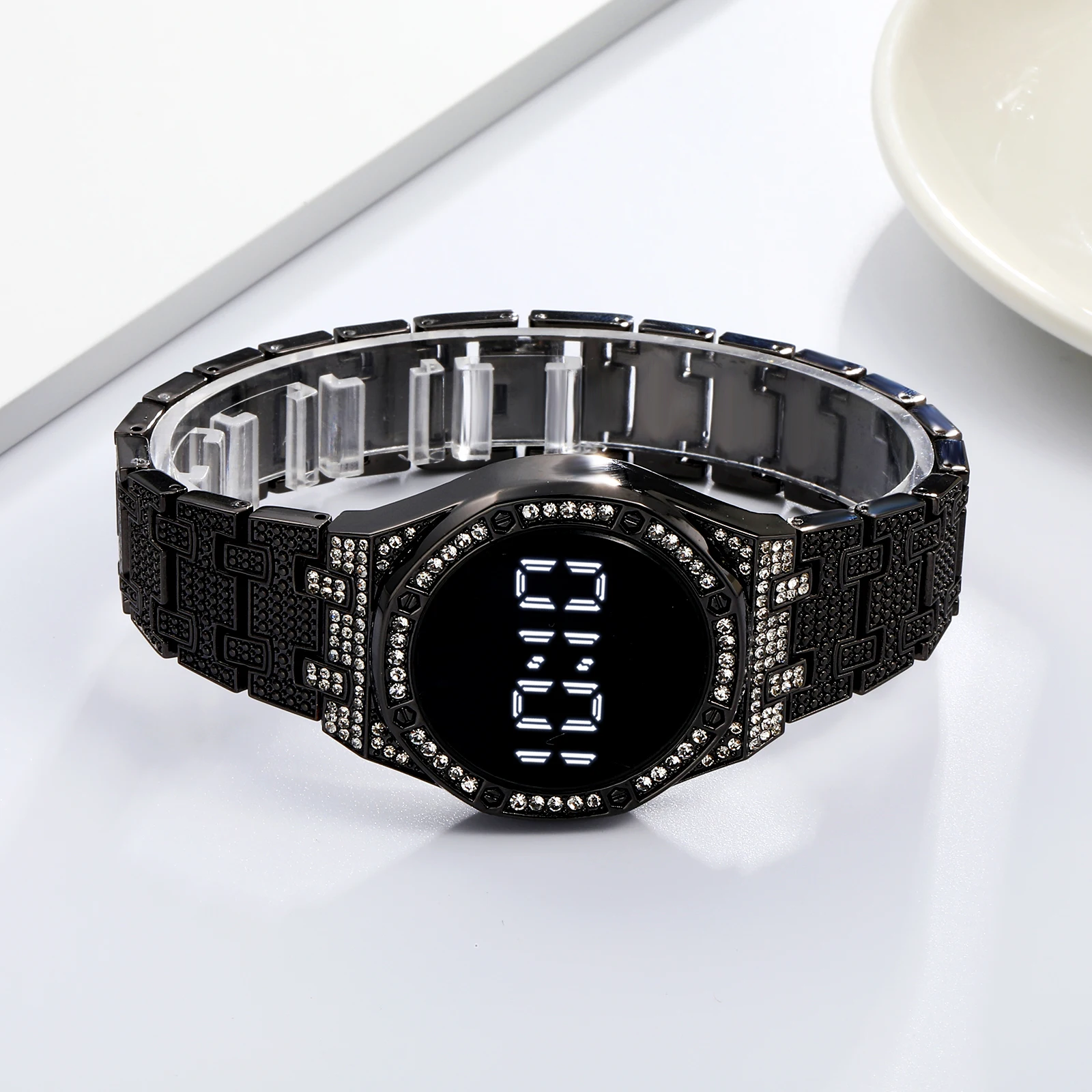 Модные женские светодиодные часы 2021 цифровые наручные с белыми цифрами из