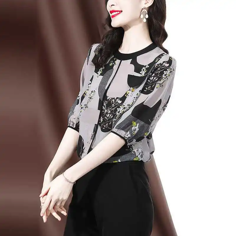 

High-end silk shirt women's summer 2021 new design sense niche retro five-point sleeve printing mulberry silk top