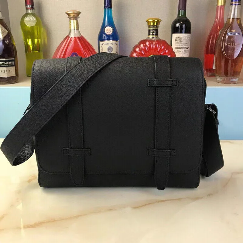2021 New Men Outdoor Postman bag Shoulder bag Fashion Design Messenger Bag High Quality Solid Leather Large 33 / 26 / 7
2021 New Men Outdoor Postman bag Shoulder bag Fashion Design Messenger Bag High Quality Solid Leather Large 33 / 26 / 7