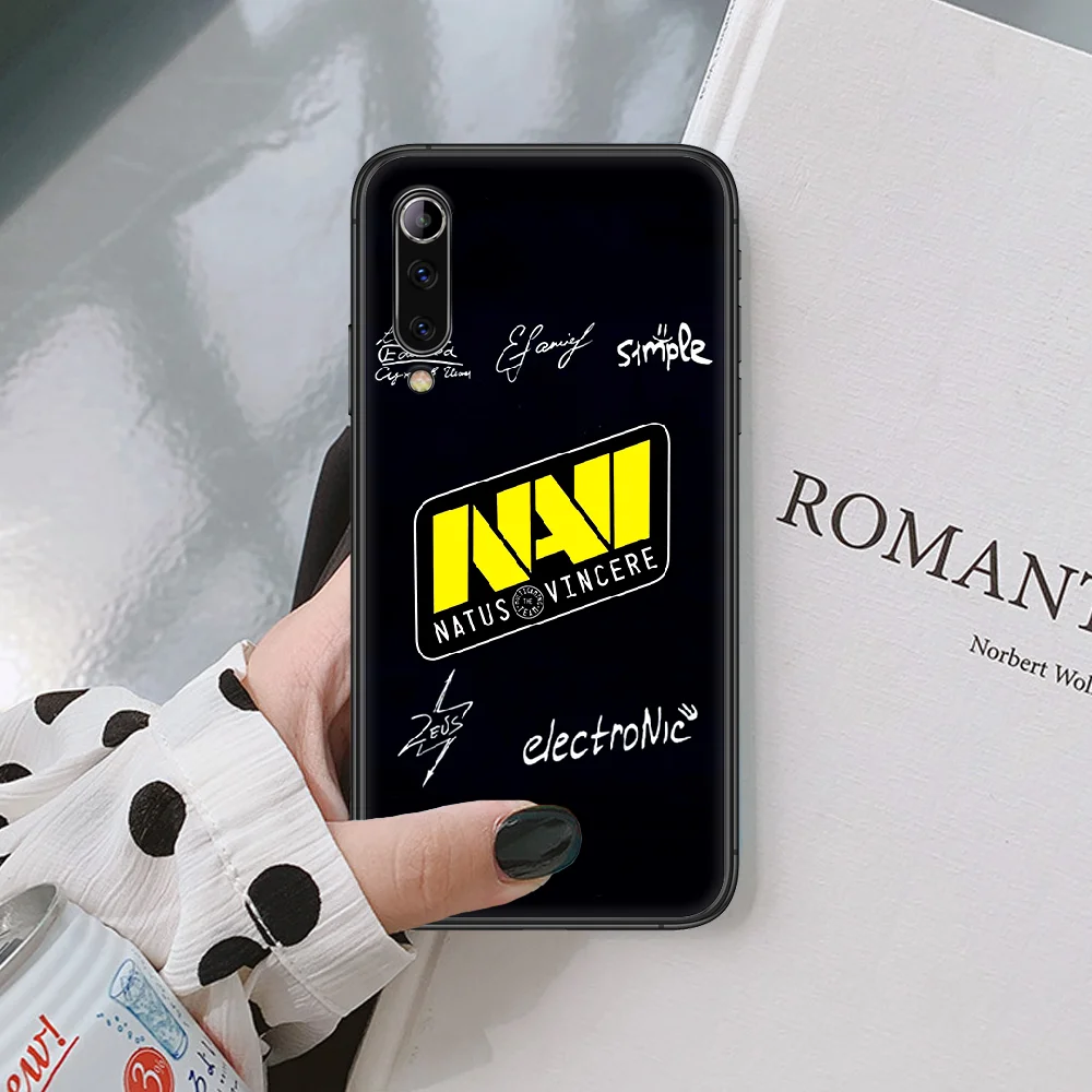 CS Go Natus Vincere Navi Logo Phone Case For Xiaomi Mi Note 10 A3 9 MAX 3 A2 8 9 Lite Pro Ultra Black black Etui Soft Waterproof
CS Go Natus Vincere Navi Logo Phone Case For Xiaomi Mi Note 10 A3 9 MAX 3 A2 8 9 Lite Pro Ultra Black black Etui Soft Waterproof