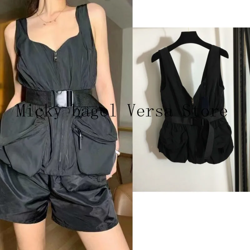 2021 luxury brand design women's black fashion triangle pocket safety button waist open back deep V-neck temperament vest top
2021 luxury brand design women's black fashion triangle pocket safety button waist open back deep V-neck temperament vest top