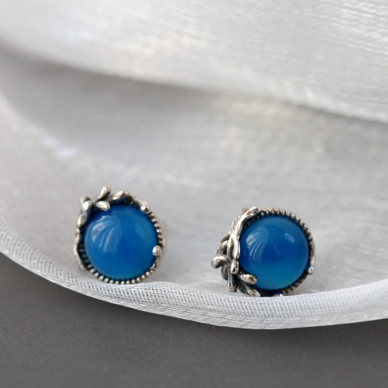 Really 925 sterling silver inlaid with natural blue chalcedony, retro distressed silver earrings, but sensitive
Really 925 sterling silver inlaid with natural blue chalcedony, retro distressed silver earrings, but sensitive