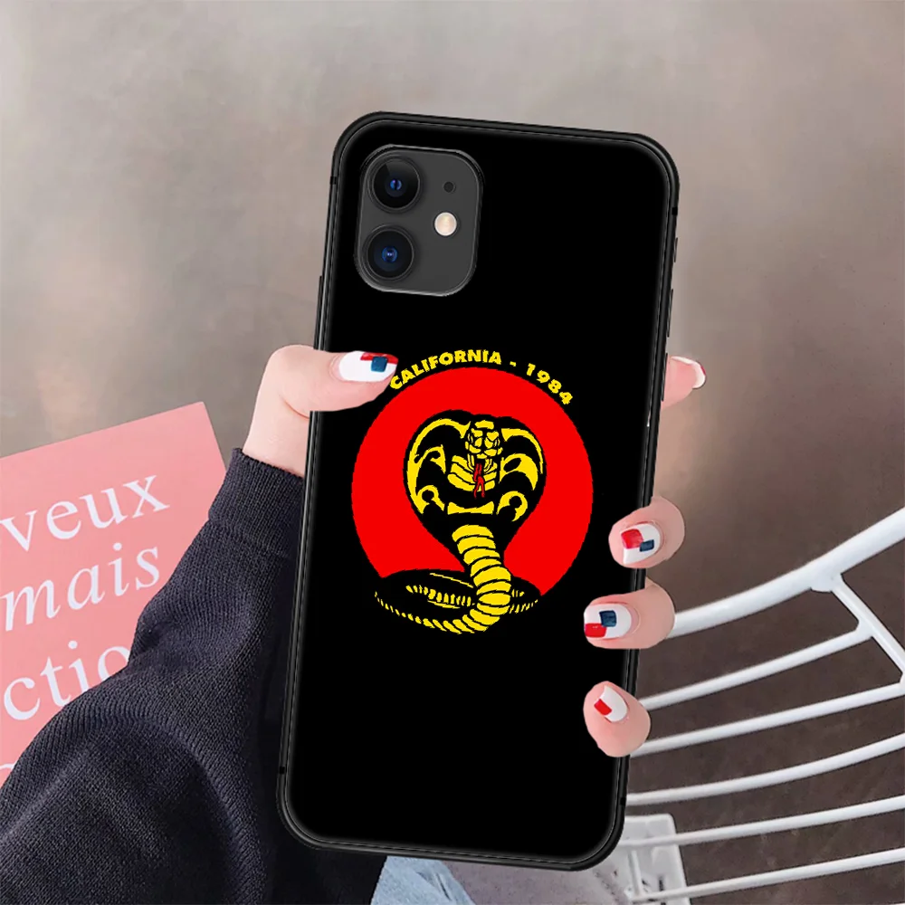 Movie Cobra Kai Season 2 Phone Case Cover Hull For IPhone 5 5s se 2 6 6s 7 8 12 Mini Plus X XS XR 11 PRO MAX black Coque
Movie Cobra Kai Season 2 Phone Case Cover Hull For IPhone 5 5s se 2 6 6s 7 8 12 Mini Plus X XS XR 11 PRO MAX black Coque