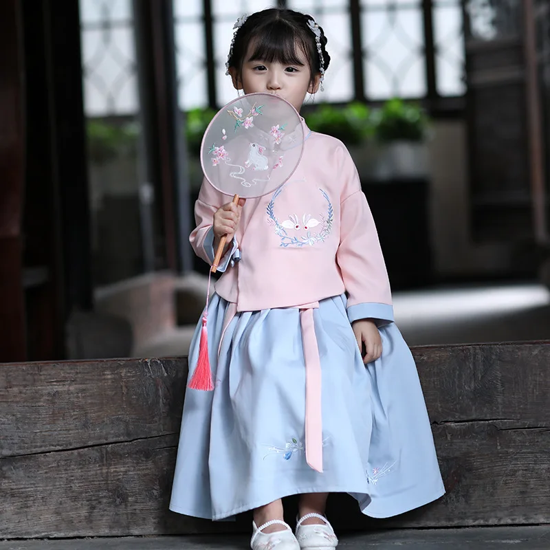 Новое китайское платье для народных танцев детское платье Hanfu костюм в стиле династии Тан одежда принцессы для детей, сценический костюм ...
Новое китайское платье для народных танцев детское платье Hanfu костюм в стиле династии Тан одежда принцессы для детей, сценический костюм ...