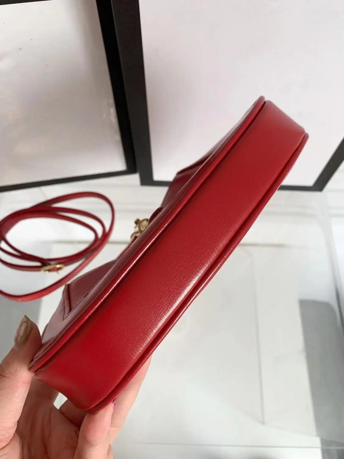 Fashionable solid color 19cm women's metal lock handbag Autumn New Retro armpit bag shoulder bag
Fashionable solid color 19cm women's metal lock handbag Autumn New Retro armpit bag shoulder bag