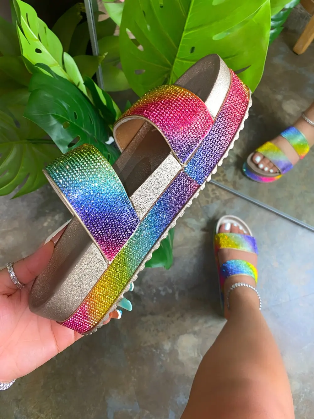 2020 женские летние тапочки с плоской подошвой; Стразы Блестящие Босоножки с открытым носком с красивым принтом; Обувь с плоской подошвой, ули...
2020 женские летние тапочки с плоской подошвой; Стразы Блестящие Босоножки с открытым носком с красивым принтом; Обувь с плоской подошвой, ули...