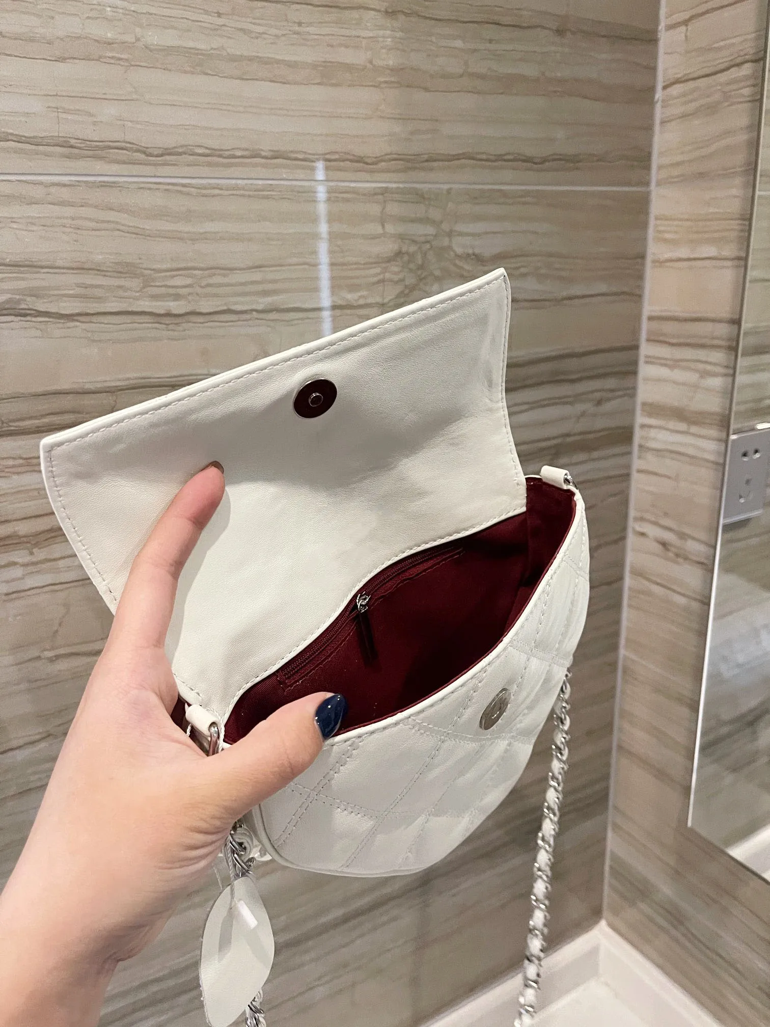 2021 new triangle bag single shoulder slanting pearl bag fashion chain women's bag
2021 new triangle bag single shoulder slanting pearl bag fashion chain women's bag