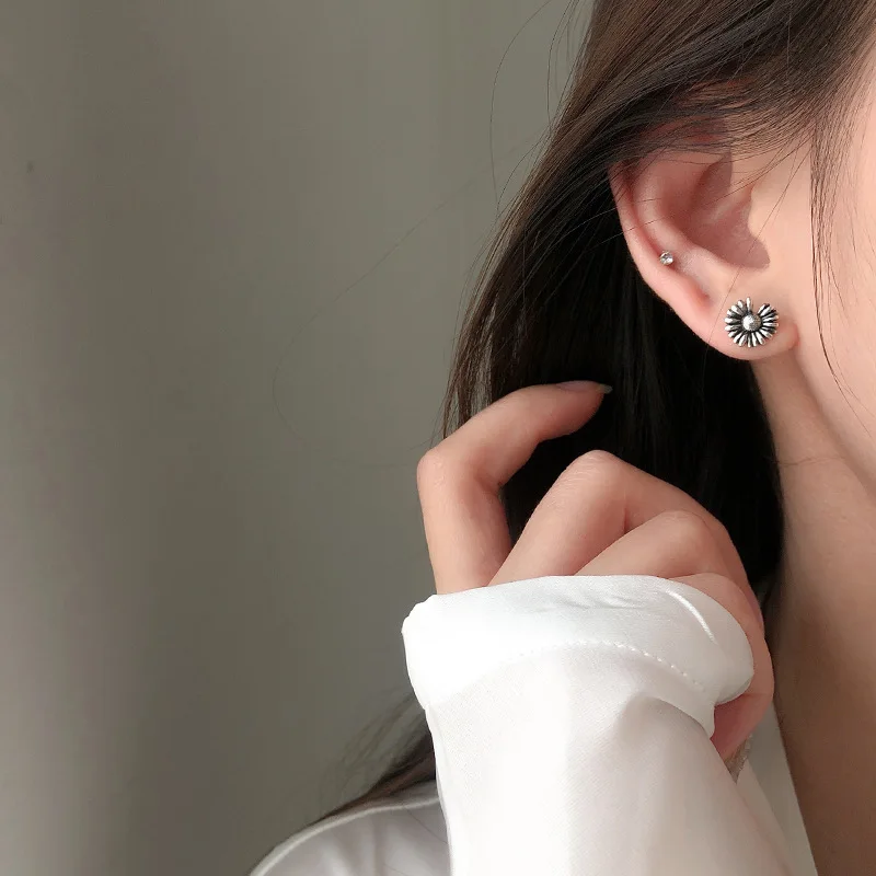 POPACC 925 Sterling Silver Small Retro Temperament Little Daisy Stud Earrings for Women Party Jewelry Gifts Wholesale
POPACC 925 Sterling Silver Small Retro Temperament Little Daisy Stud Earrings for Women Party Jewelry Gifts Wholesale