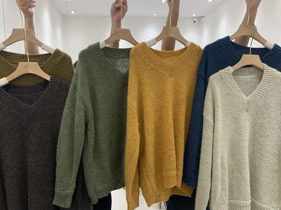 Autumn / winter 2020 women's top Harajuku Korean long sleeve super large sexy V-neck casual Pullover simple fashion sweater knit
Autumn / winter 2020 women's top Harajuku Korean long sleeve super large sexy V-neck casual Pullover simple fashion sweater knit