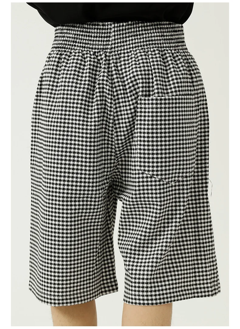 Male Korean Streetwear Fashion Sports Loose Shorts Men's Vintage Fashion Straight Casual Plaid Shorts Knee Length Pants
Male Korean Streetwear Fashion Sports Loose Shorts Men's Vintage Fashion Straight Casual Plaid Shorts Knee Length Pants