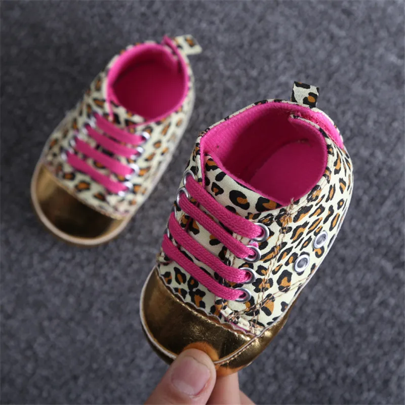2021 New Leopard baby moccasins canvas toddler bebe soft sapatos non-slip fashion sneakers lace up First walker shoes
2021 New Leopard baby moccasins canvas toddler bebe soft sapatos non-slip fashion sneakers lace up First walker shoes