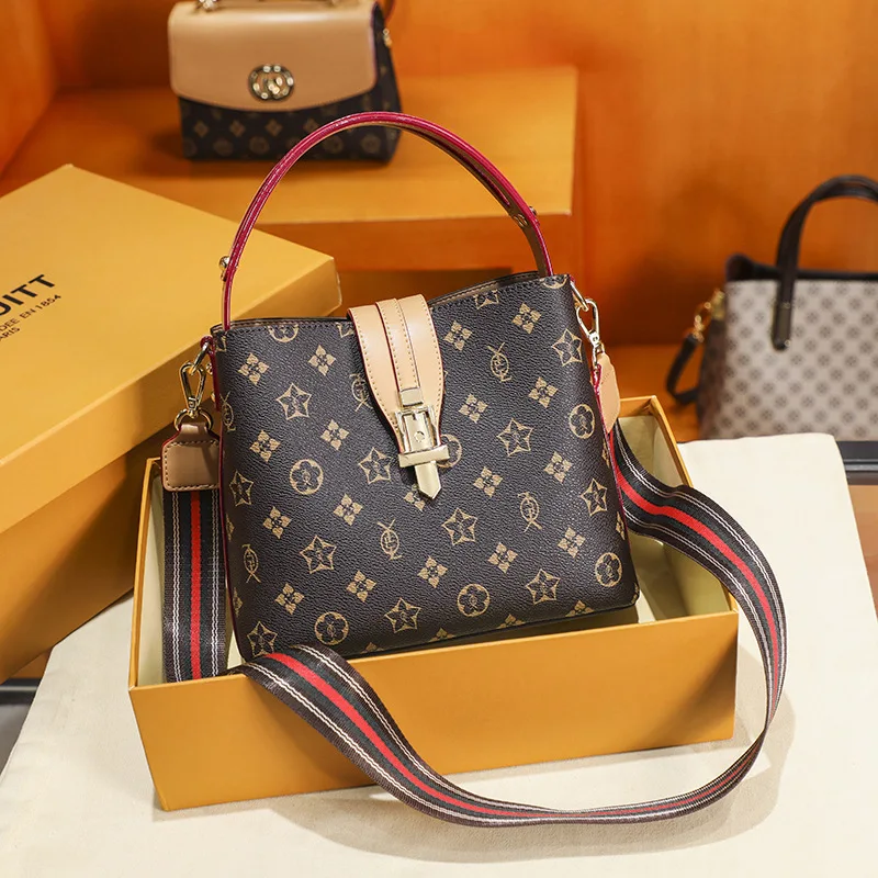 Genuine Leather Women Buckets 2021 New Fashion Retro Prints Larger Capacity Crossbody Bag Ladies Designer Handbags Sac Luxe Gg
Genuine Leather Women Buckets 2021 New Fashion Retro Prints Larger Capacity Crossbody Bag Ladies Designer Handbags Sac Luxe Gg