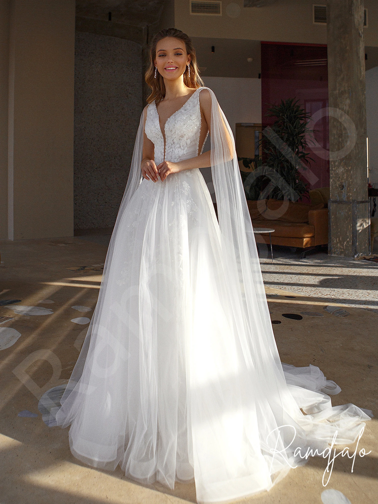 Tulle Wedding Dresses A Line Watteau Plugging Deep Beaded caped V Neck Draped Sexy Court Bridal Gowns Sexy Bride Vestidos Novia
Tulle Wedding Dresses A Line Watteau Plugging Deep Beaded caped V Neck Draped Sexy Court Bridal Gowns Sexy Bride Vestidos Novia