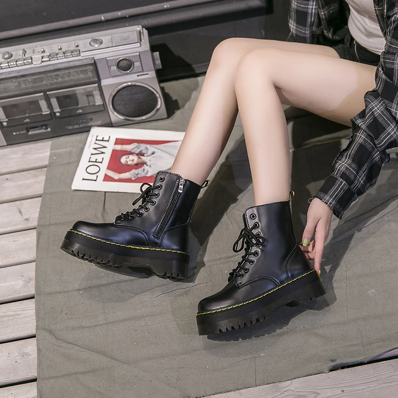 Женские мотоциклетные ботинки на платформе, черные ботинки из мягкой кожи на танкетке, со шнуровкой, белые, для зимы 
Женские мотоциклетные ботинки на платформе, черные ботинки из мягкой кожи на танкетке, со шнуровкой, белые, для зимы