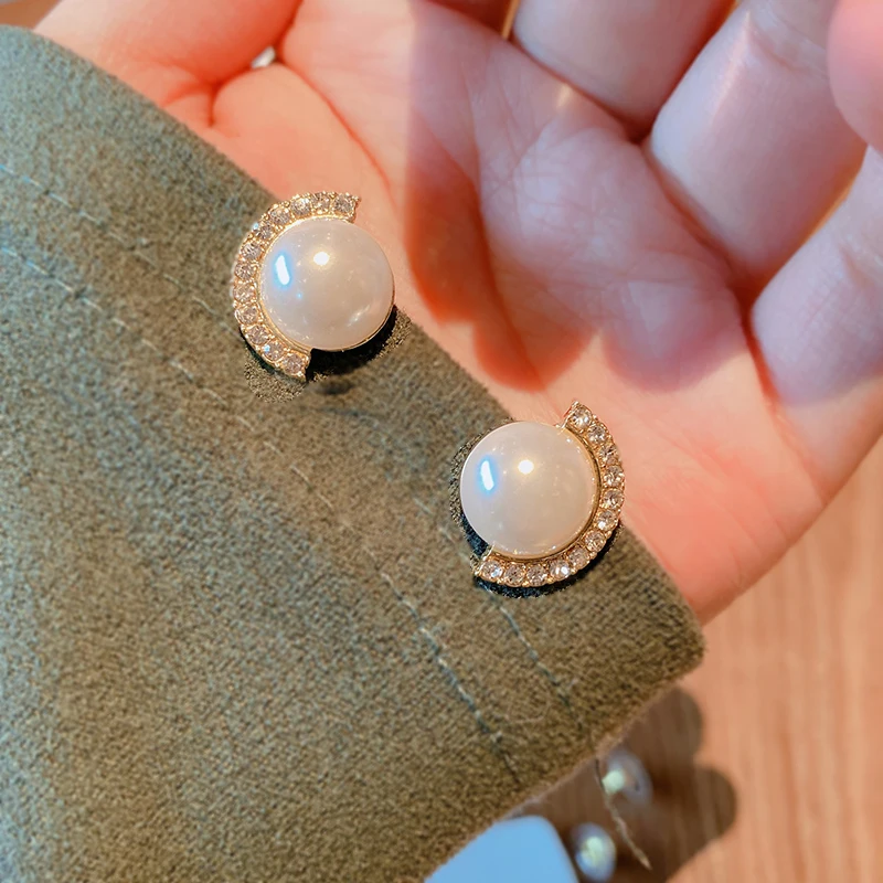 Modern Women's Stud Earrings 2022 Fashion Simple Simulation Pearl Jewelry Trend White Pearl Round Pearl Stud Earrings
Modern Women's Stud Earrings 2022 Fashion Simple Simulation Pearl Jewelry Trend White Pearl Round Pearl Stud Earrings