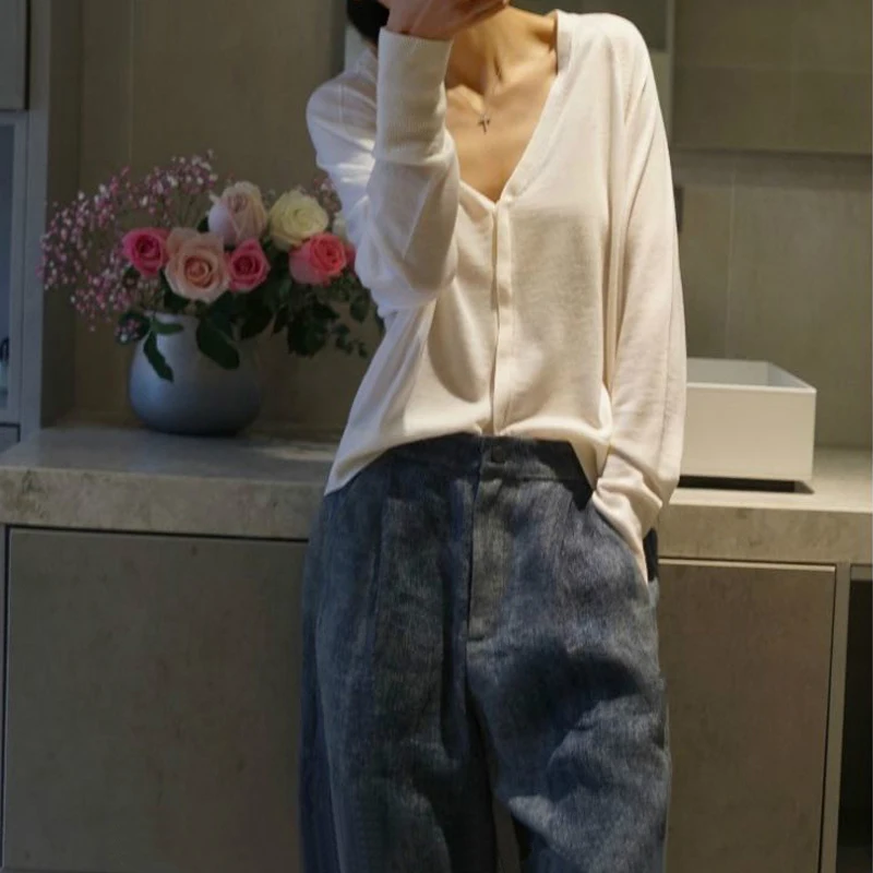 Hot spring and autumn wool sweater women's thin loose V-neck cardigan coat knitted sweater lazy short ladies cashmere top 
Hot spring and autumn wool sweater women's thin loose V-neck cardigan coat knitted sweater lazy short ladies cashmere top