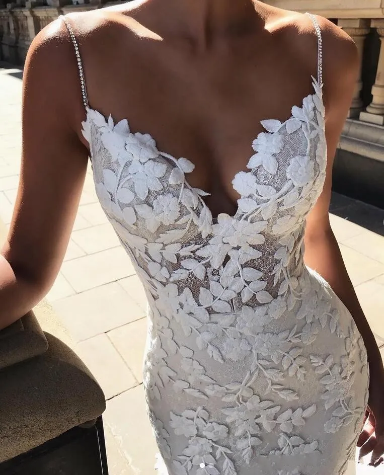 Жемчужные кружевные свадебные платья-русалки на бретелях-спагетти 2021