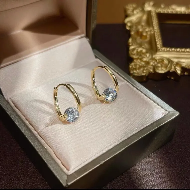 Hoop earrings Geometric zircon ear buckle ins wind explosion ear ring female simple high-end sense of temperament ear jewelry
Hoop earrings Geometric zircon ear buckle ins wind explosion ear ring female simple high-end sense of temperament ear jewelry
