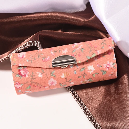 1PCS Fashion Cosmetic Bag Random Retro Embroidered Hot Lipstick Case Bags Flower Design With Mirror Makeup Bag
1PCS Fashion Cosmetic Bag Random Retro Embroidered Hot Lipstick Case Bags Flower Design With Mirror Makeup Bag