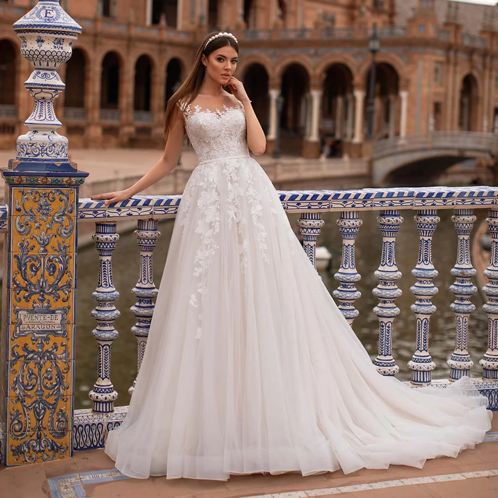 Elegant Boat Neck Wedding Dress A-Line Tulle Sleeveless Buttons Lace Applique Sweep Train Bridal Gowns 2021 Vestido De Noiva
Elegant Boat Neck Wedding Dress A-Line Tulle Sleeveless Buttons Lace Applique Sweep Train Bridal Gowns 2021 Vestido De Noiva