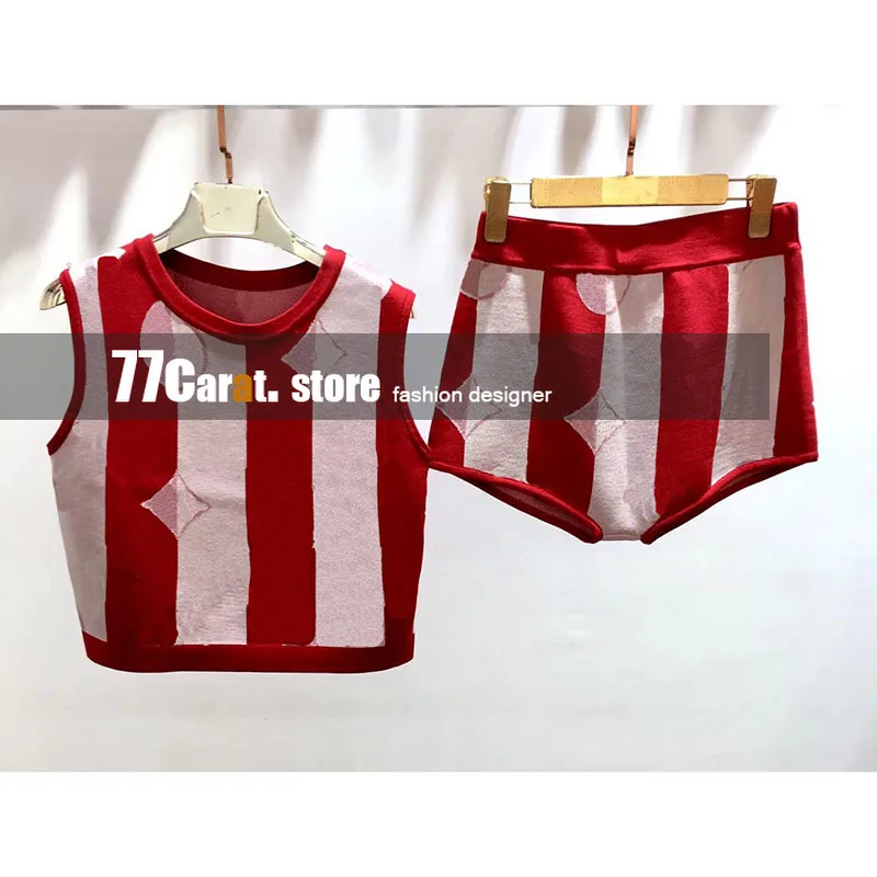 2021 summer fashion luxury design women sleeveless o-neck top and shorts 2 piece sets letter jacquard knitting branded short set
2021 summer fashion luxury design women sleeveless o-neck top and shorts 2 piece sets letter jacquard knitting branded short set