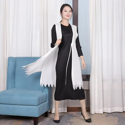 Хит продаж, плиссированное длинное пальто миаке без рукавов с V-образным вырезом на шнуровке + платье с круглым вырезом три четверти, однотонный комплект из двух предметов в наличии
Хит продаж, плиссированное длинное пальто миаке без рукавов с V-образным вырезом на шнуровке + платье с круглым вырезом три четверти, однотонный комплект из двух предметов в наличии