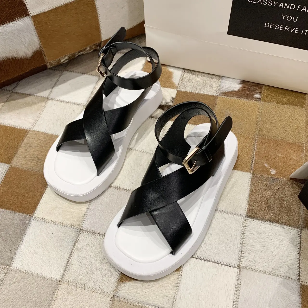 Women's Sandals 2021 Summer New Beach Fashion Flat Shoes Soft Comfortable And Non-Slip Buckle Shoes Ladies
Women's Sandals 2021 Summer New Beach Fashion Flat Shoes Soft Comfortable And Non-Slip Buckle Shoes Ladies