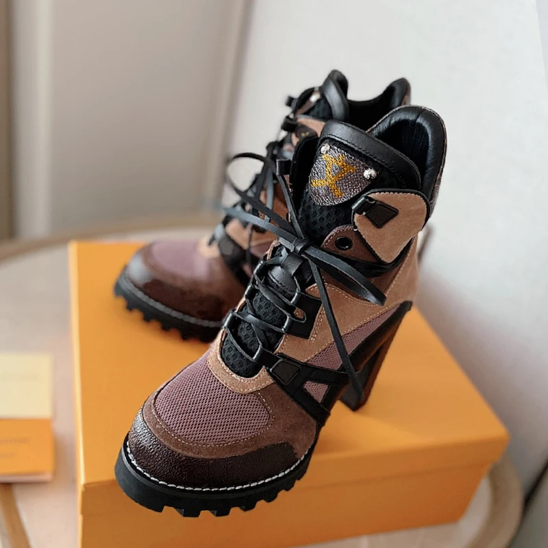 French vvl2022 new leather thick high-heeled Martin boots, flamingo medal top female short boots, counter quality, with box
French vvl2022 new leather thick high-heeled Martin boots, flamingo medal top female short boots, counter quality, with box