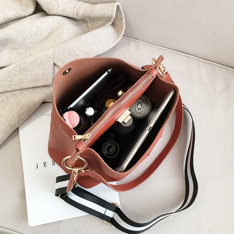 Casual Large Buckets Bag Designer Women Wide Striped Belts Shoulder Messenger Bags Luxury Pu Leather Crossbody Purses Lady Totes
Casual Large Buckets Bag Designer Women Wide Striped Belts Shoulder Messenger Bags Luxury Pu Leather Crossbody Purses Lady Totes