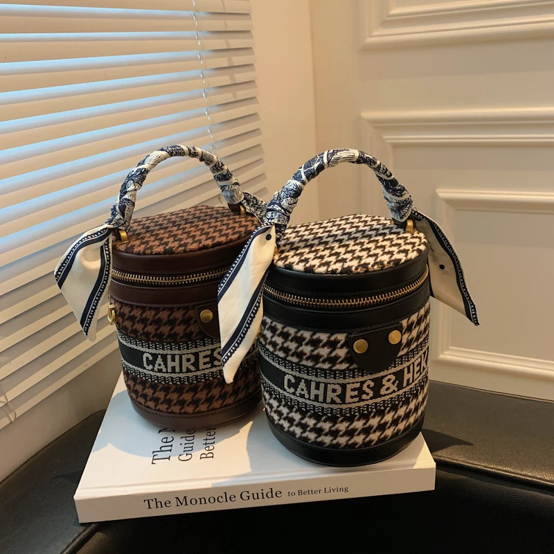 Новая сумка для женщин, новая модная Холщовая Сумка с вышивкой на осень и зиму, сумка на плечо, текстурная сумка через плечо, мини-сумка-мешок
Новая сумка для женщин, новая модная Холщовая Сумка с вышивкой на осень и зиму, сумка на плечо, текстурная сумка через плечо, мини-сумка-мешок