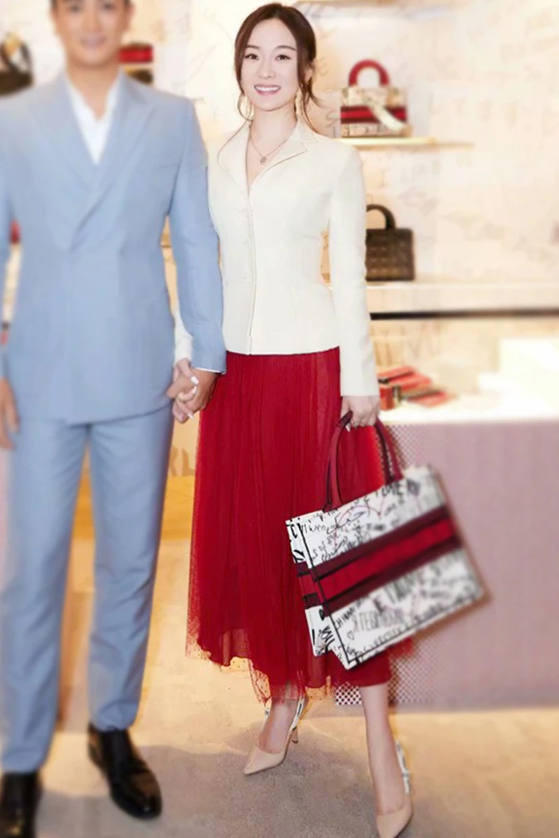 In the spring of 2021, star Siyan has the same high-end women's dress, fashion suit and two-piece suit
In the spring of 2021, star Siyan has the same high-end women's dress, fashion suit and two-piece suit