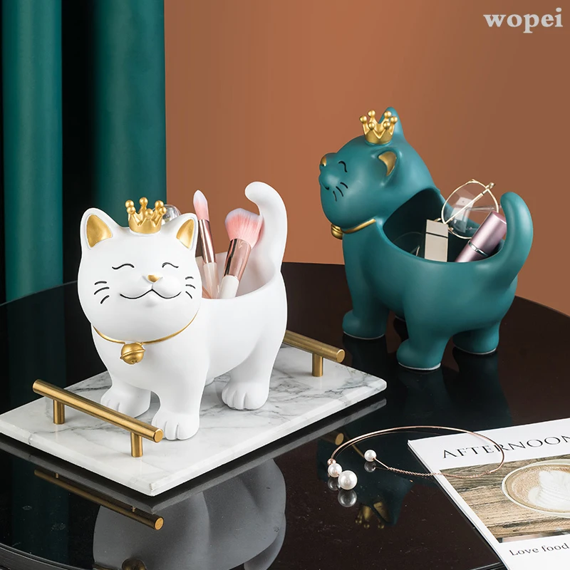 The living room is decorated with resin bowl, crown cat bowl, candy can, golden cat organizer, coffee table and cupboard table.
The living room is decorated with resin bowl, crown cat bowl, candy can, golden cat organizer, coffee table and cupboard table.