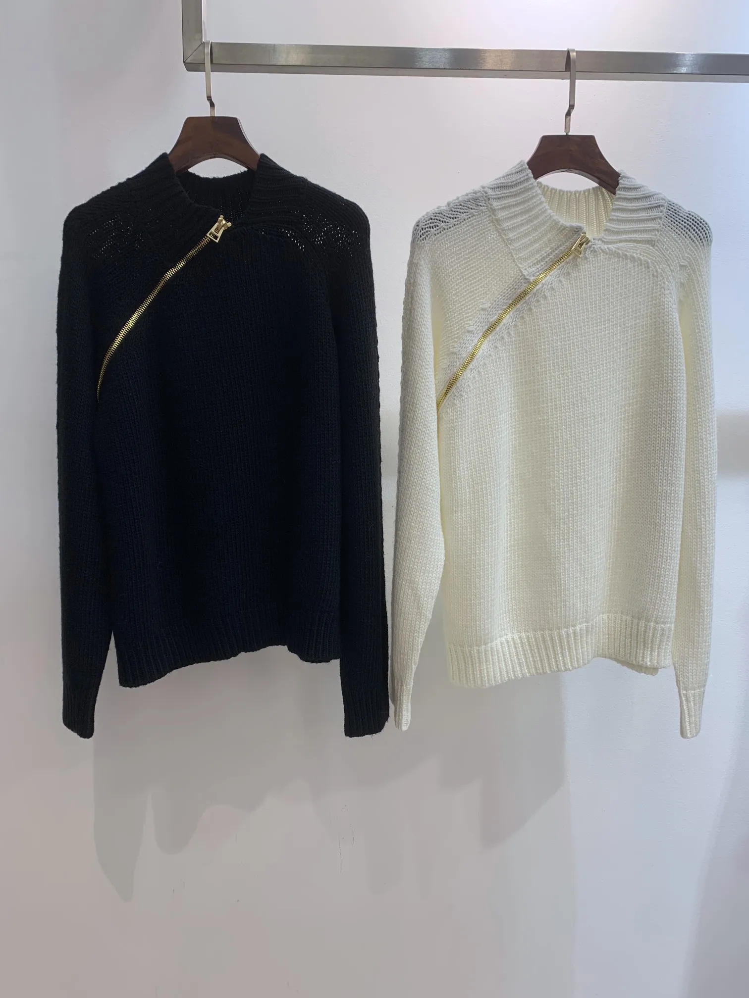 2021 new women fashion long sleeve sexy casual gold zipper decoration sweater 1012
2021 new women fashion long sleeve sexy casual gold zipper decoration sweater 1012