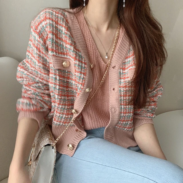 Vintage Pink Color Plaid V-neck Single-Breasted Loose Cardigan for Women Casual Long Sleeve Knitted Cardigan Sweater Female
Vintage Pink Color Plaid V-neck Single-Breasted Loose Cardigan for Women Casual Long Sleeve Knitted Cardigan Sweater Female