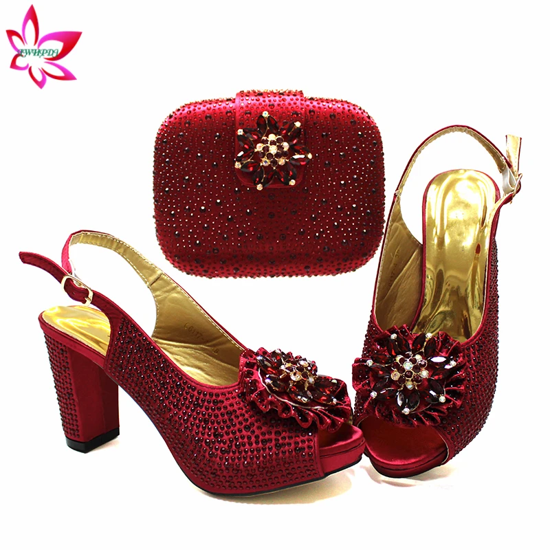 Зрелые стильные женские ботинки и сумочки для вечеринки в итальянском стиле с блестящим кристаллом 
Зрелые стильные женские ботинки и сумочки для вечеринки в итальянском стиле с блестящим кристаллом