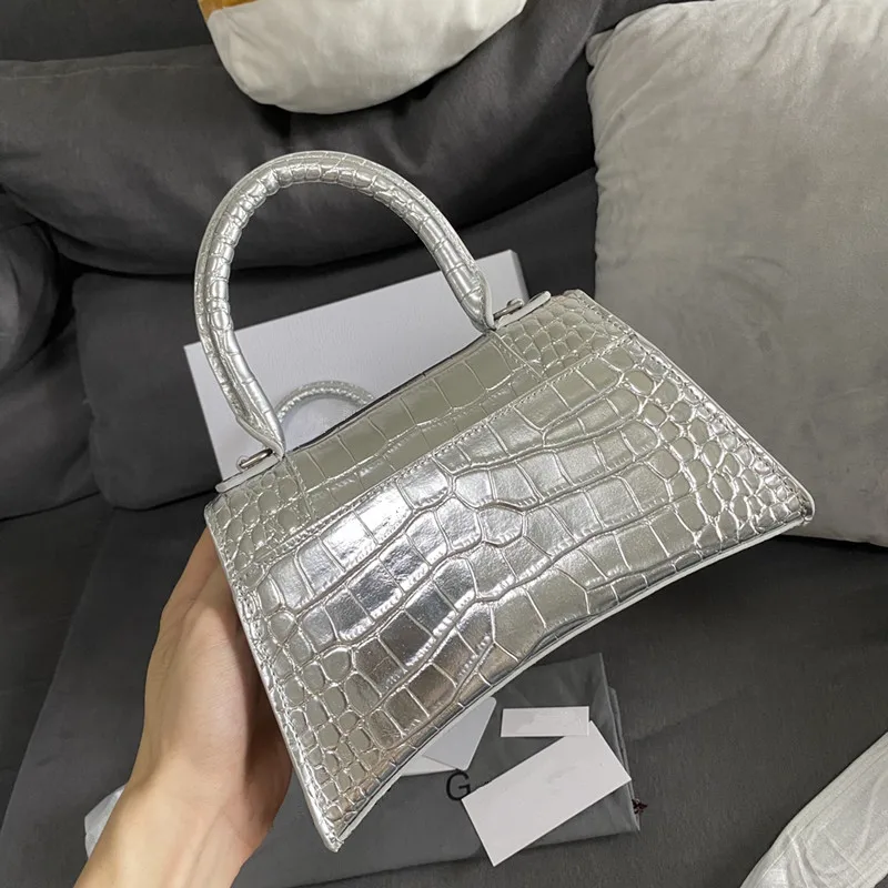 2021 summer new high-end luxury crescent bag exquisite portable oblique portable messenger bag
2021 summer new high-end luxury crescent bag exquisite portable oblique portable messenger bag