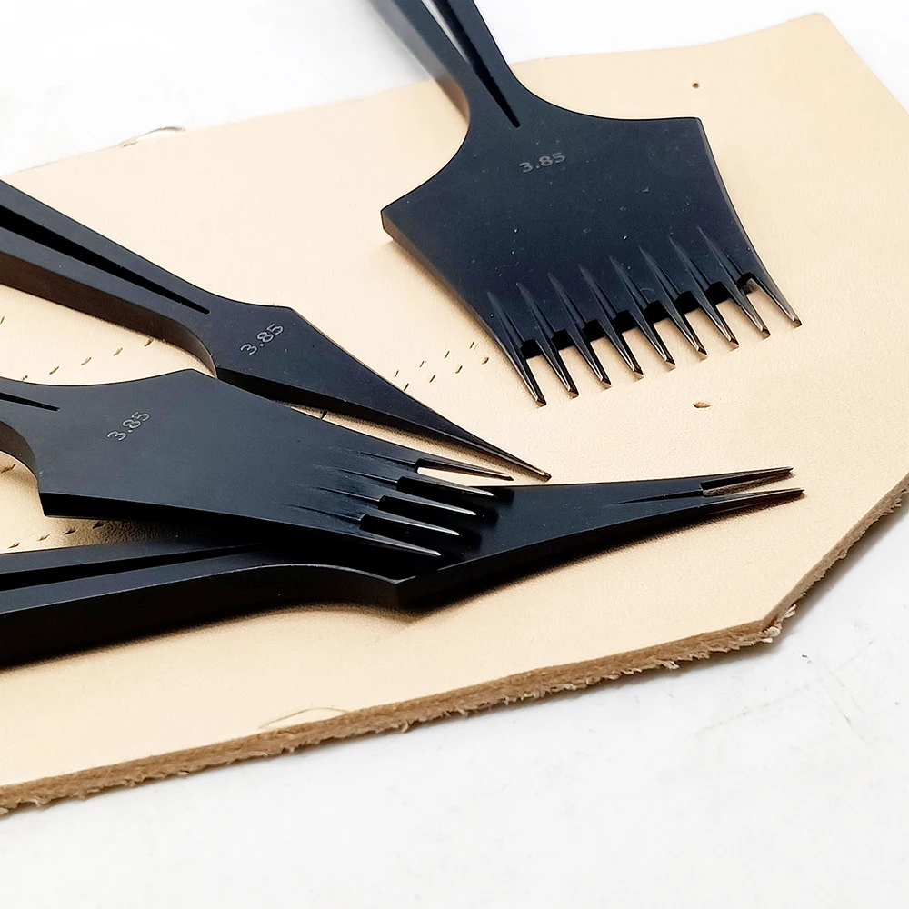 Зубцы 1, 2, 5, 9 Зубцов, черного цвета, нержавеющая сталь, ручная полировка, стамеска во французском стиле для шитья кожи, зубцы 2,7/3,0/3,38/3,85 мм
Зубцы 1, 2, 5, 9 Зубцов, черного цвета, нержавеющая сталь, ручная полировка, стамеска во французском стиле для шитья кожи, зубцы 2,7/3,0/3,38/3,85 мм