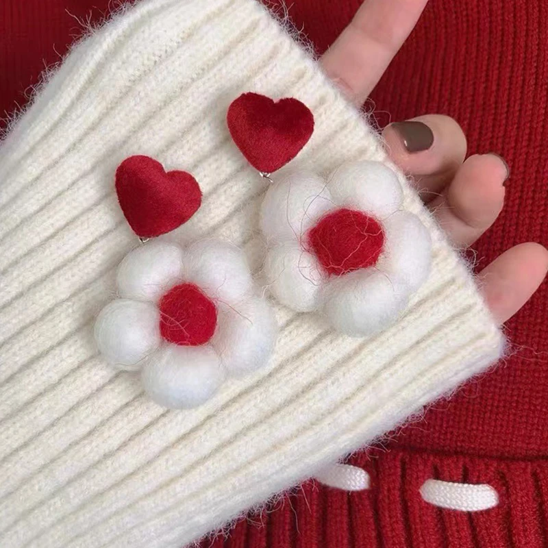 New Year Winter Wool Flower Red Velvet Heart Stud Earrings for Women Jewelry Charms Versatile Christmas Pendientes
New Year Winter Wool Flower Red Velvet Heart Stud Earrings for Women Jewelry Charms Versatile Christmas Pendientes